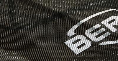 BERG Trampolin-Sprungmatte Banner – Nahaufnahme mit Logo