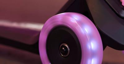Banner met close-up van een BERG Nexo step met verlichte wielen