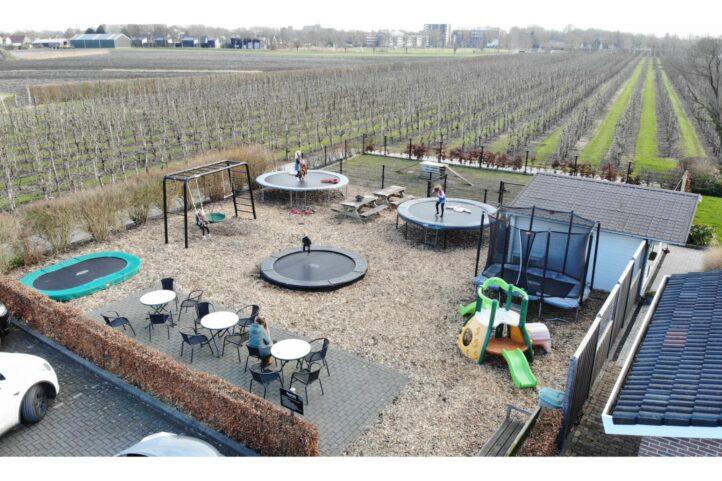 Afb 2 Drone foto trampoline weide nieuw
