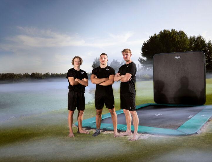 Les athlètes de BERG Masters of Bounce posent à côté d’un trampoline avec AeroWall