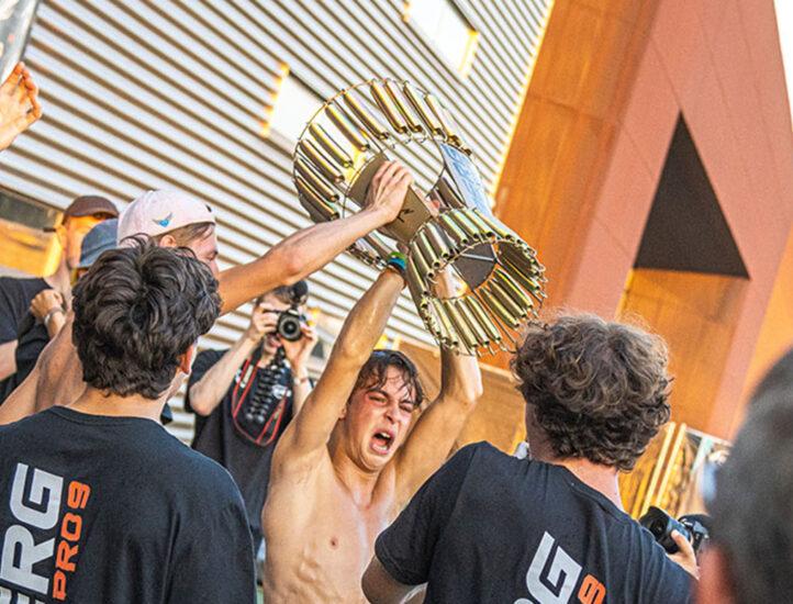 Le vainqueur soulève le trophée du championnat pendant Masters of Bounce Pro 9