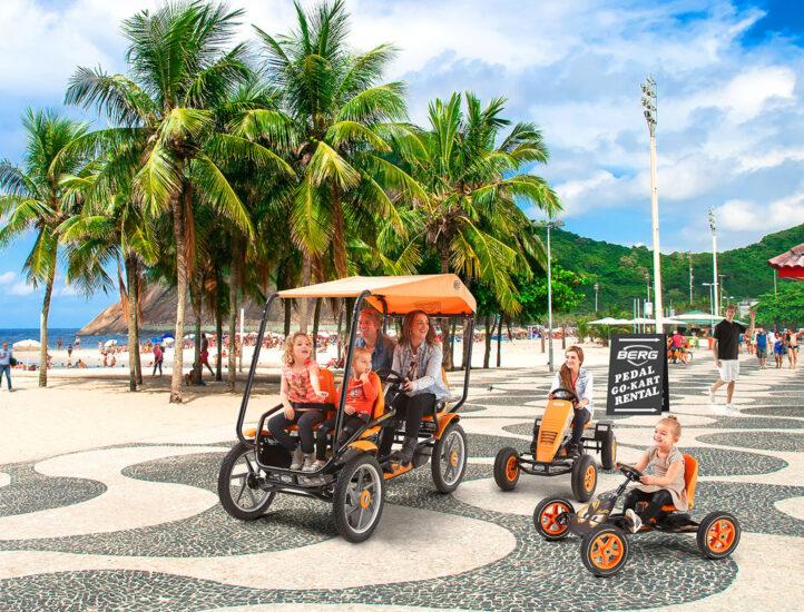 Famille profite d'une balade en BERG karts et le BERG Gran Tour le long d'une plage tropicale