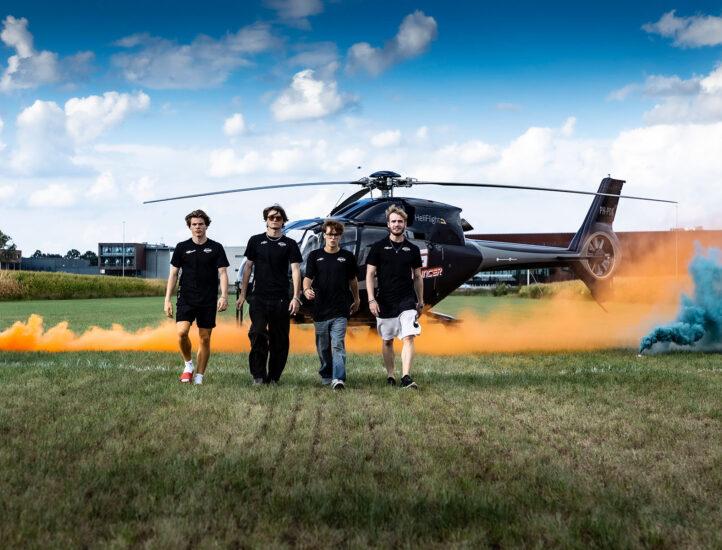 BERG Masters of Bounce team stapt uit een helikopter met kleurrijke rook op de achtergrond