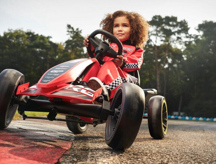 Kind racet op een rode BERG skelter op het circuit | Werken bij BERG – Vacature