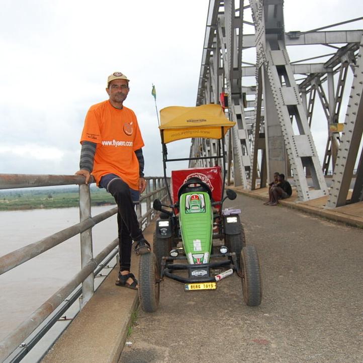 Pedal Joe con su coche de pedales BERG en un gran puente en África occidental camino a Sudáfrica