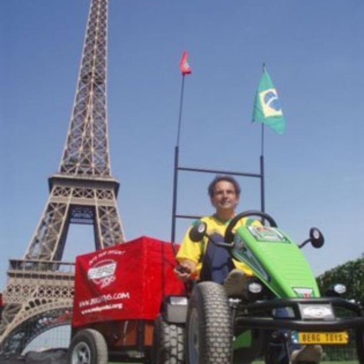 Pedal Joe con su coche de pedales BERG y remolque frente a la Torre Eiffel en París