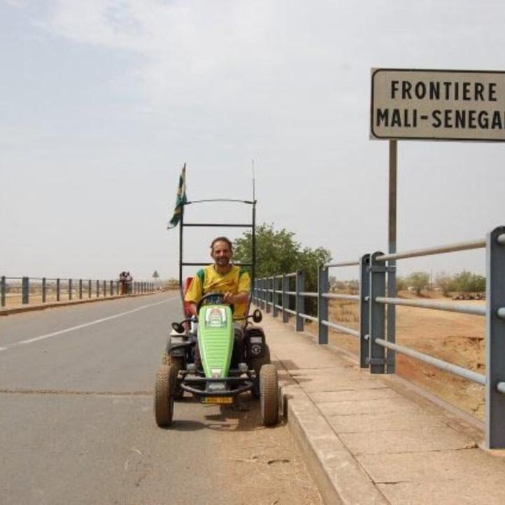 Pedal Joe con su coche de pedales BERG en el cruce fronterizo entre Malí y Senegal
