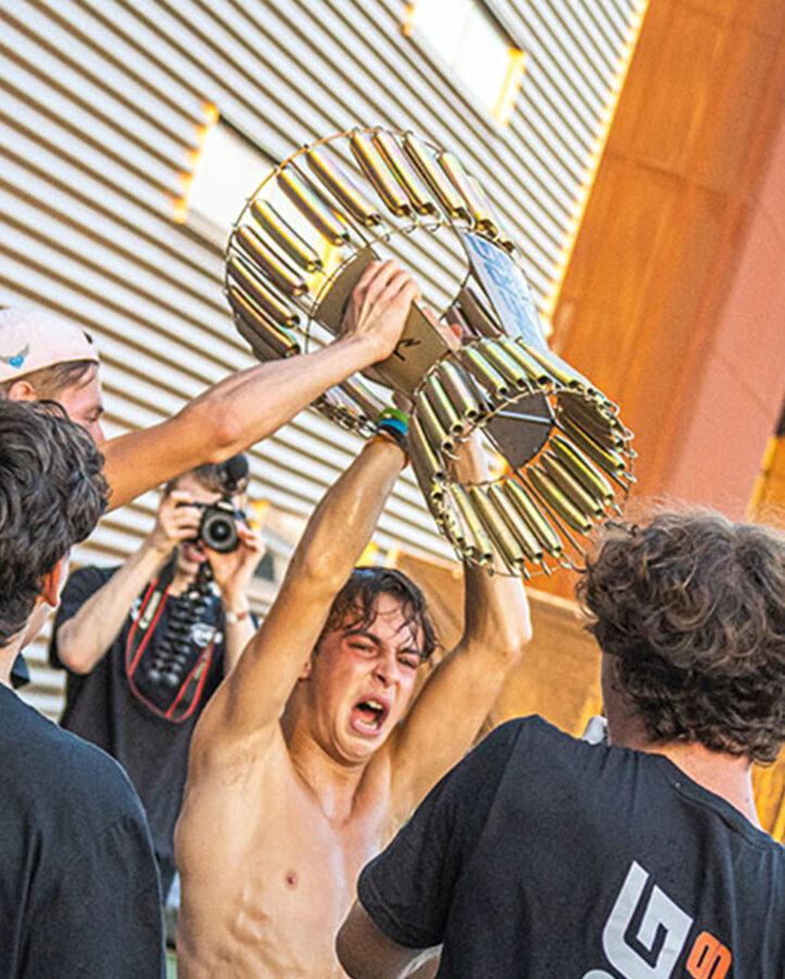 Il vincitore solleva il trofeo del campionato durante Masters of Bounce Pro 9