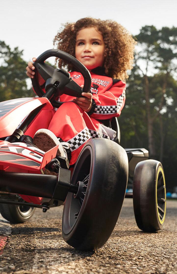 Dítě závodí na červeném BERG šlapadle na dráze | Pracujte v BERG – Nabídka práce