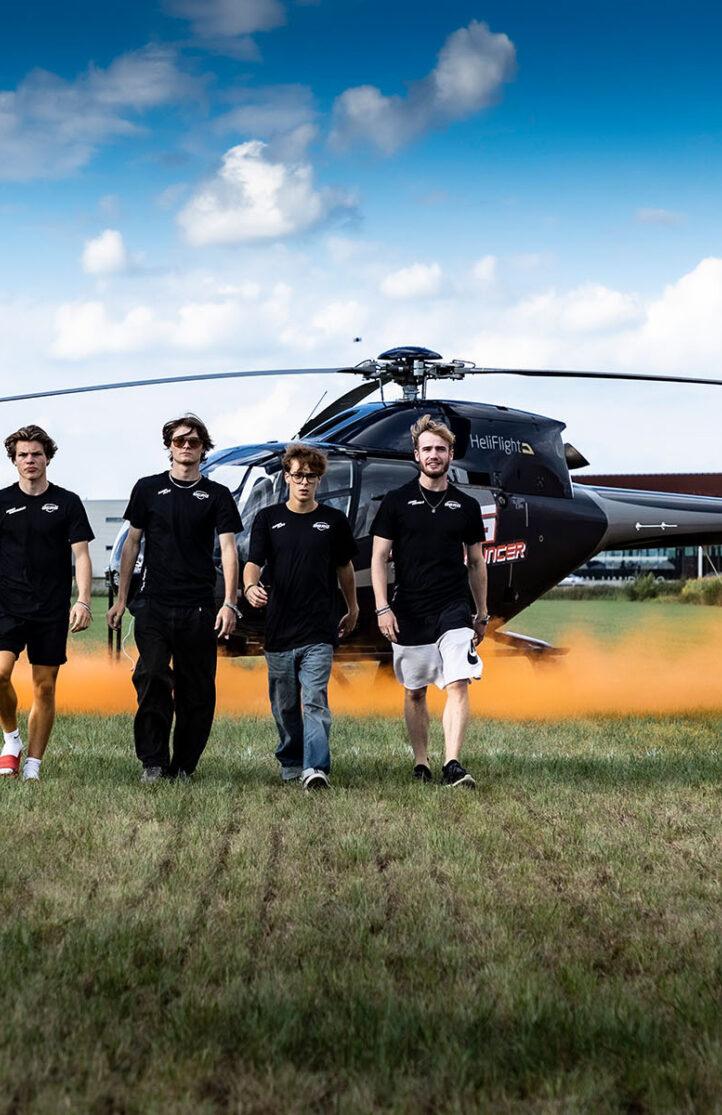 BERG Masters of Bounce team stapt uit een helikopter met kleurrijke rook op de achtergrond