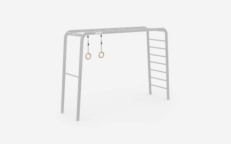 BERG PlayBase Klettergerüst mit Sprossenwand und Holzringen, freistehend auf weißem Hintergrund