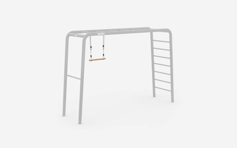 BERG PlayBase Klettergerüst mit Sprossenwand und Holzschaukel, freistehend auf weißem Hintergrund