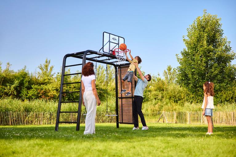 Banner met gezin dat samen speelt bij BERG klimtoestel met basketbalnet in groene tuin