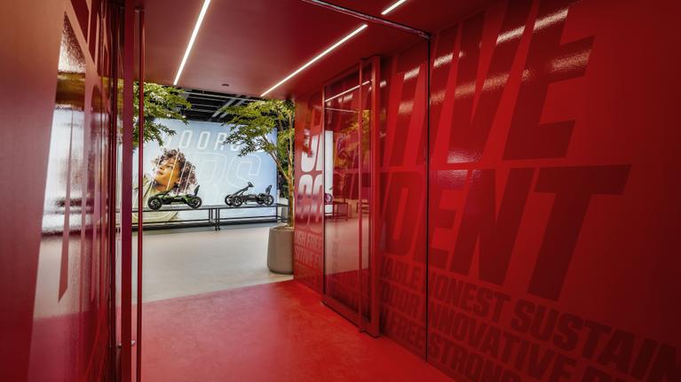 Foto showroom entrance 16 9