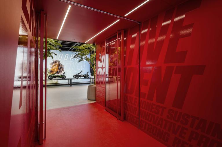 Foto showroom entrance full