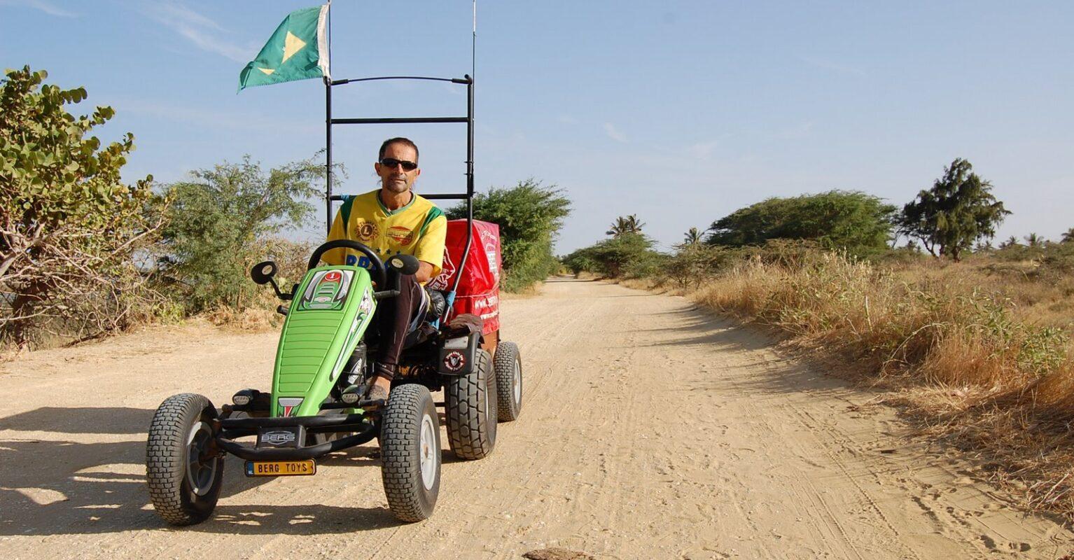 Pedal Joe conduce un coche de pedales todoterreno BERG con bandera y caja de carga