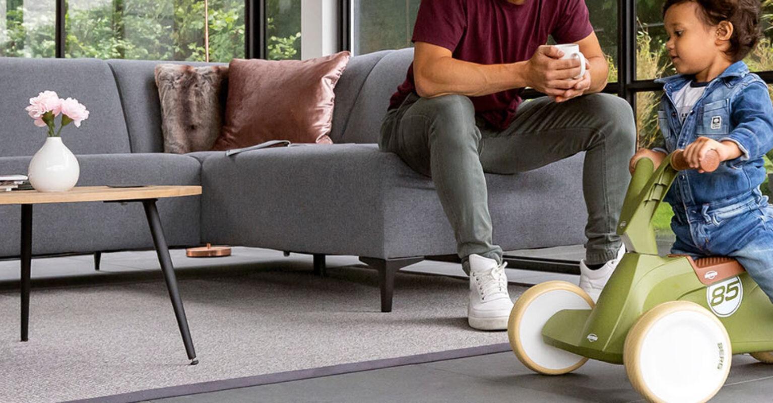 Banner med en tumling på en BERG GO² Retro Green gabiller i en moderne stue