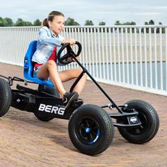 Mädchen fährt auf BERG XL Basics Gokart, stabiles und robustes Design