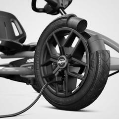 Coche de pedales BERG Buddy con neumáticos para una conducción suave y cómoda