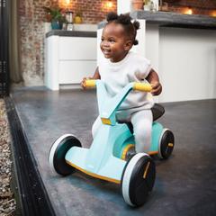 Peuter rijdt veilig en stabiel op de BERG GO Twirl loopauto