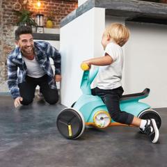 Peuter rijdt op de BERG GO Twirl loopauto met ergonomisch design