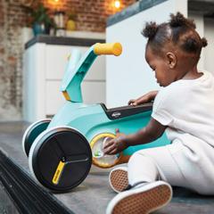 Peuter speelt met het geïntegreerde spel op de BERG GO Twirl loopauto