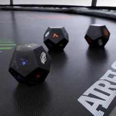 Drei einzigartige BERG Levels Spielbälle auf einem Trampolin